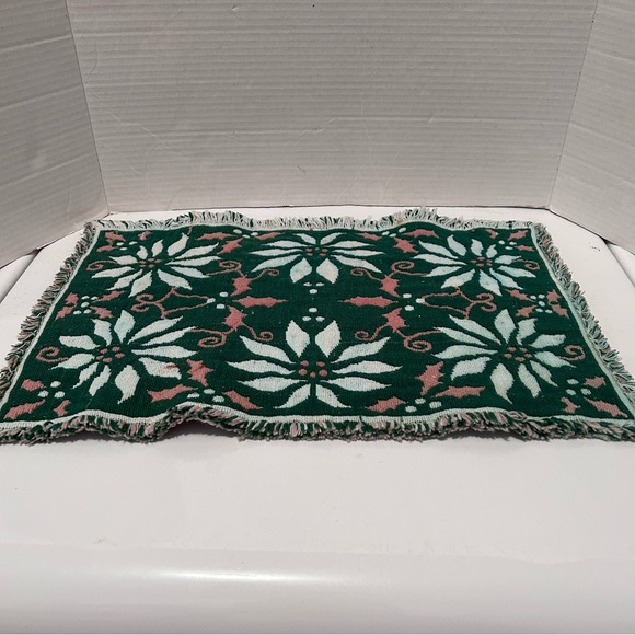 Set of 2 reversible poinsettia pattern fabric placemats - Picture 5 of 5